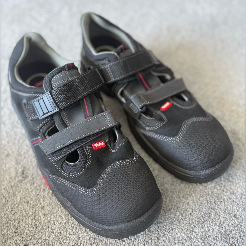 Safety shoes for men size 46
Oil resistant, antistatic,
New, but no box